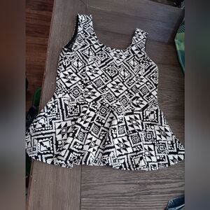 Womens Size Mefium, Scobe Black & White Aztec Print Peplum Tank